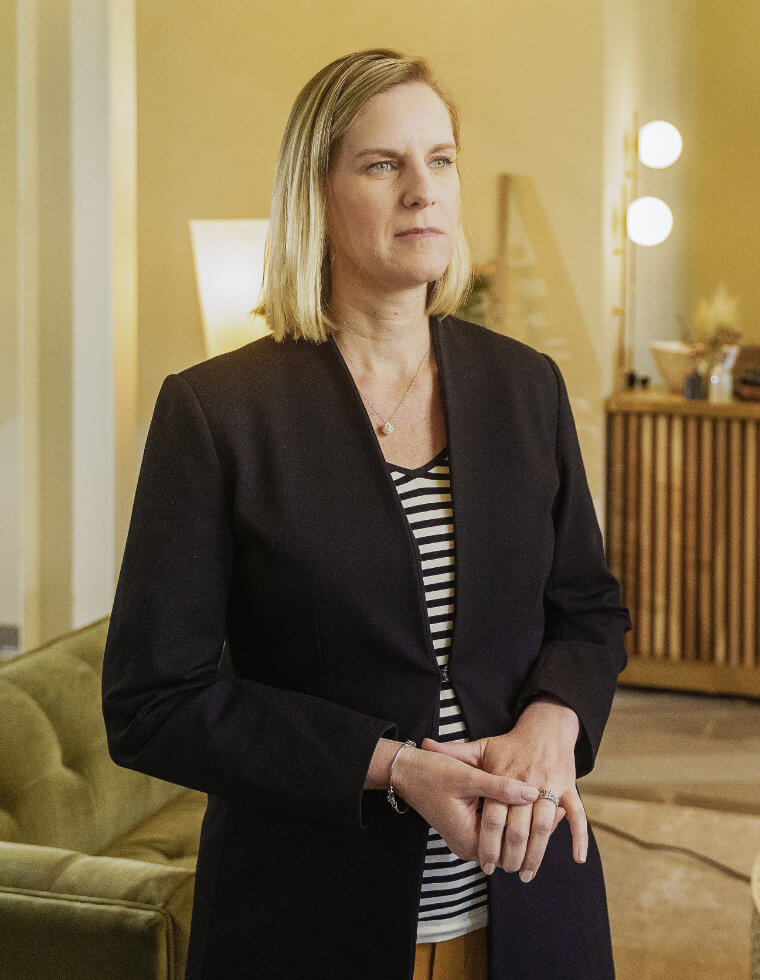 emily-salisbury-portrait-side-gold