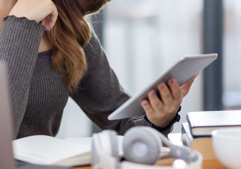 woman-holding-tablet